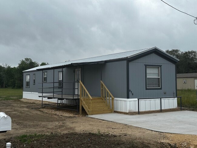 Building Photo - 926 N Lake Ave