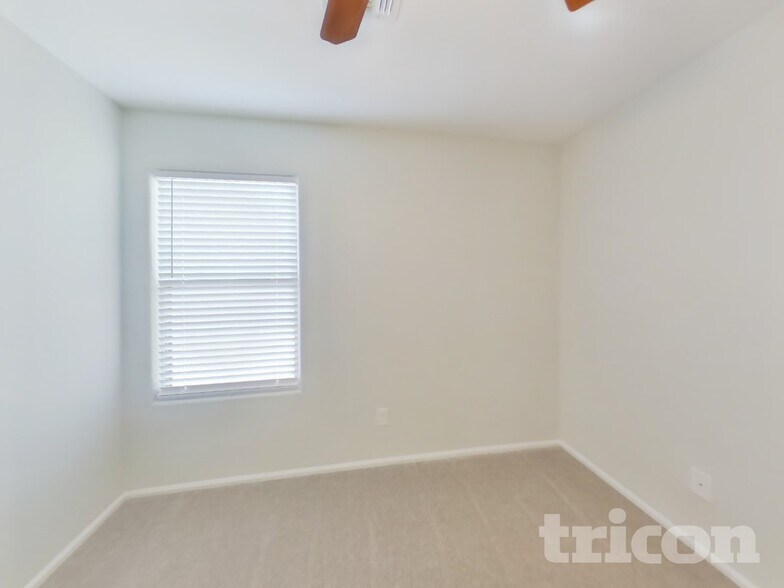 Building Photo - 8701 S 50th Dr