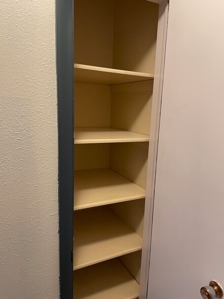 Linen Closet - 3116 Skyview Ave