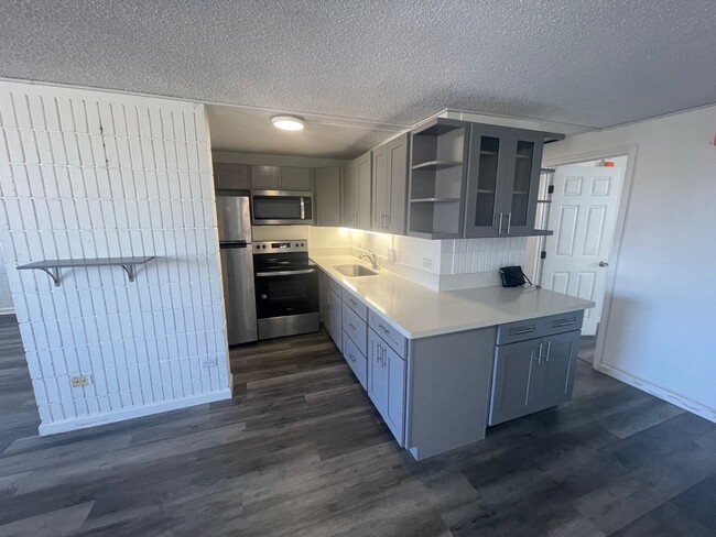 Building Photo - Upgraded 3 bedroom 2 Bath w/ 1 parking! La...