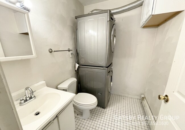 Building Photo - 5 Iroquois St