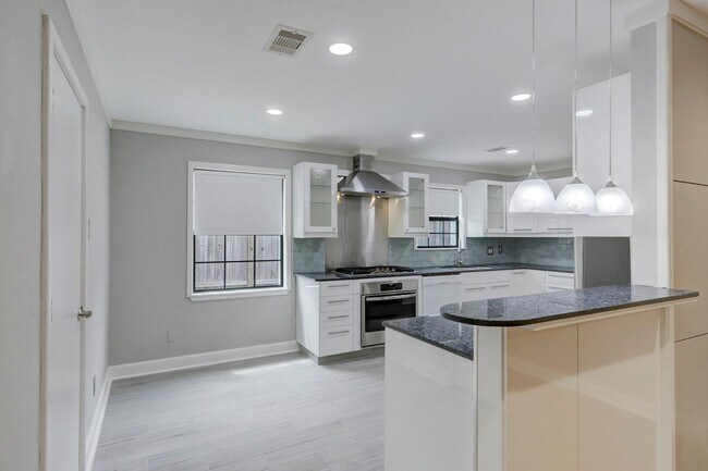 Building Photo - 5419 Dumfries Dr