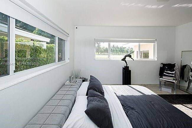 Building Photo - 5570 La Gorce Dr