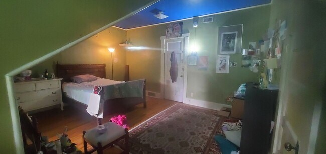 Building Photo - Available 6/1/26 Spacious 2nd/3rd Floor Du...