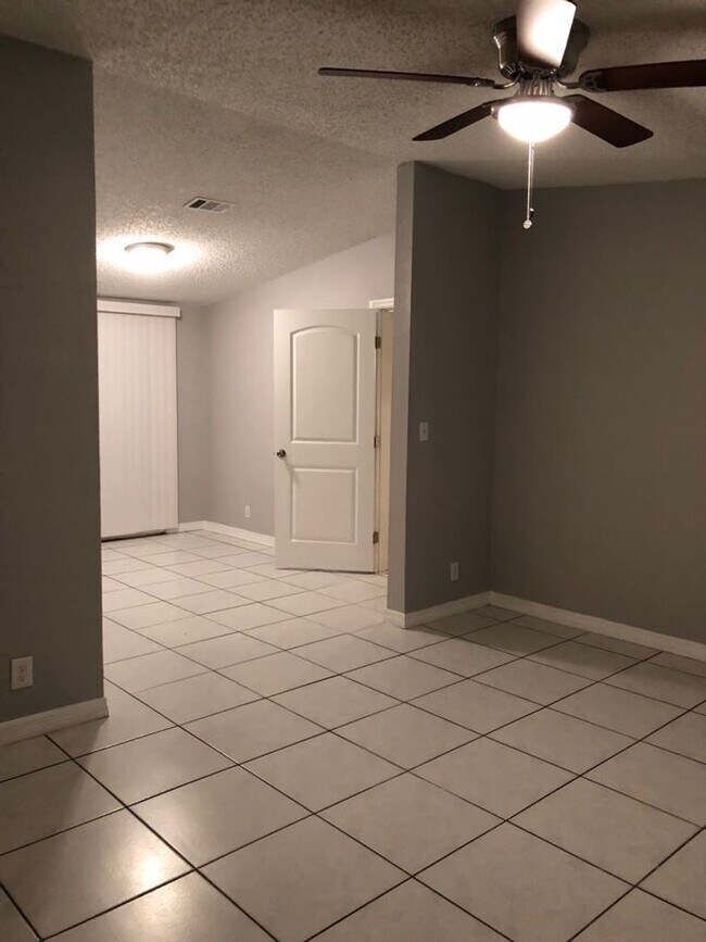 Building Photo - 3 Bedroom/ 2 Bathroom Home
