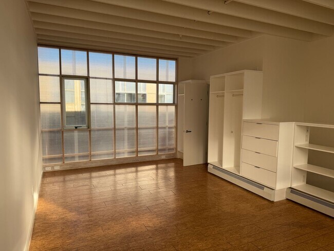 Building Photo - Bright Live-Work Studio & Tall Ceilings on Adeline in Oakland