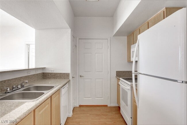 Building Photo - 6955 N Durango Dr