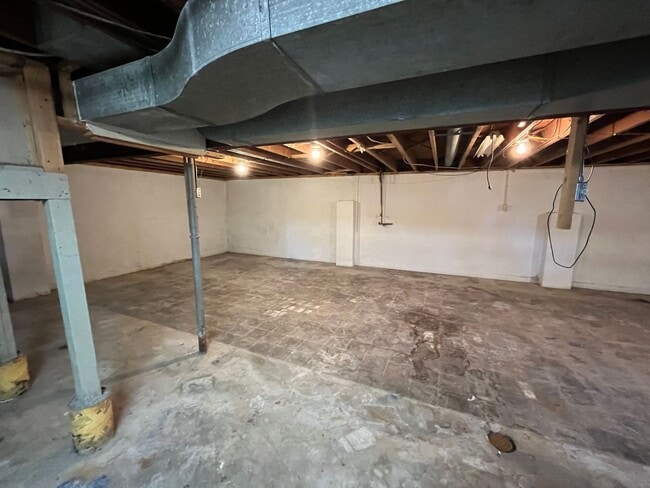 Building Photo - Three bedroom in Godfrey