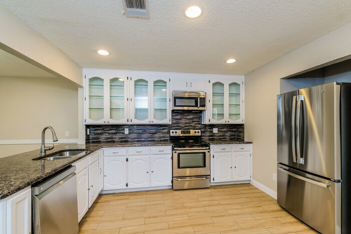 Building Photo - 305 Pebblebrook St