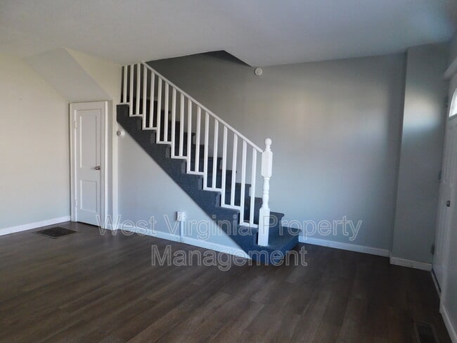 Building Photo - 200 Lewis St