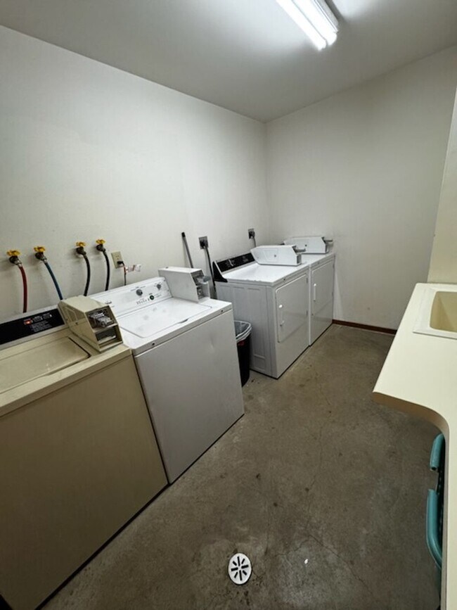 Building Photo - Cozy 1-Bedroom, 1-Bath Apartment in Onalaska - Perfect Location! $950 Available 5/01/2026