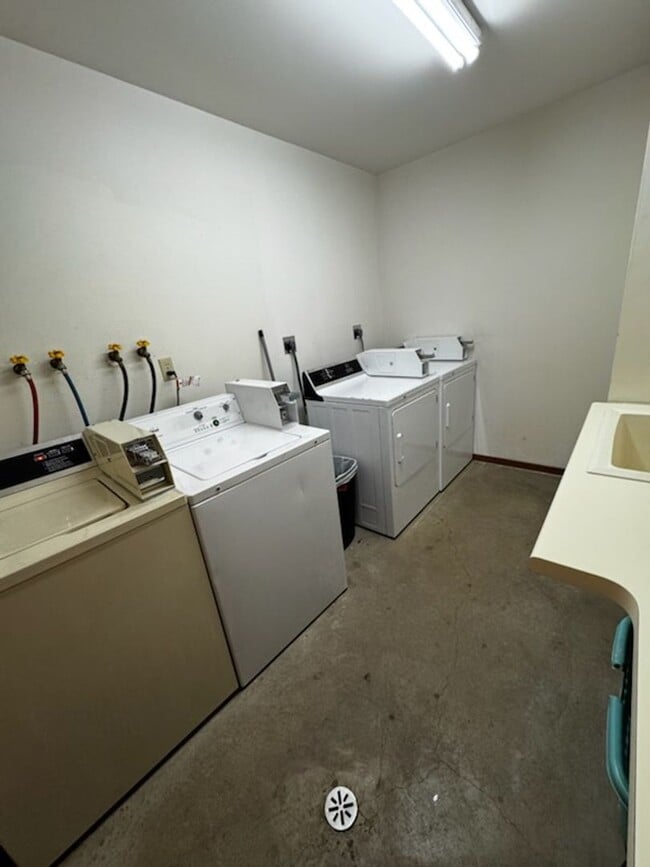 Building Photo - Cozy 1-Bedroom, 1-Bath Apartment in Onalaska - Perfect Location! $950 Available 6/01/2026