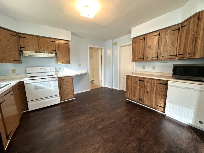 Building Photo - LEASE PENDING! Ground Floor Apartment in Manchester