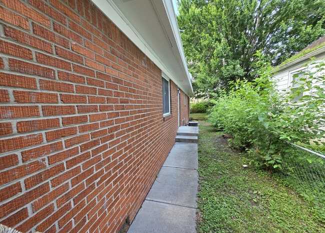 Building Photo - 3911 Aurora St