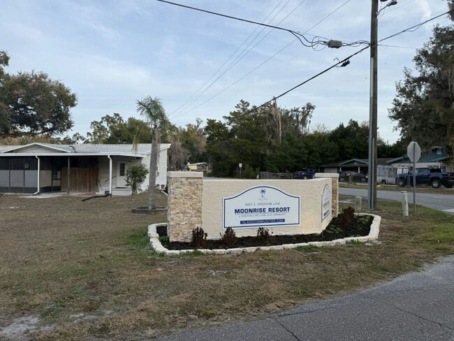 Building Photo - 8801 E Moonrise Ln