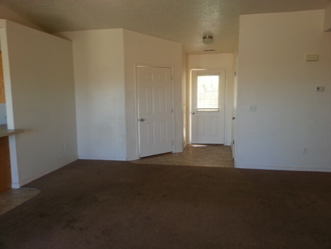 Building Photo - 3 bedroom 2 bath Twin Home - Pets considered!