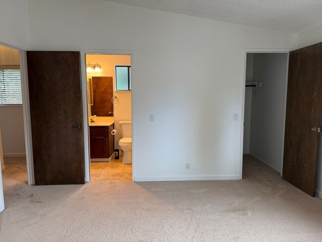 Building Photo - 1670 Sqft. 3 Bedroom, 2 Bath Gated Townhome for Rent in Citrus Heights.