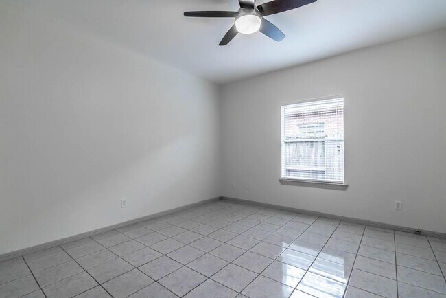 Building Photo - 1120 Ryon St