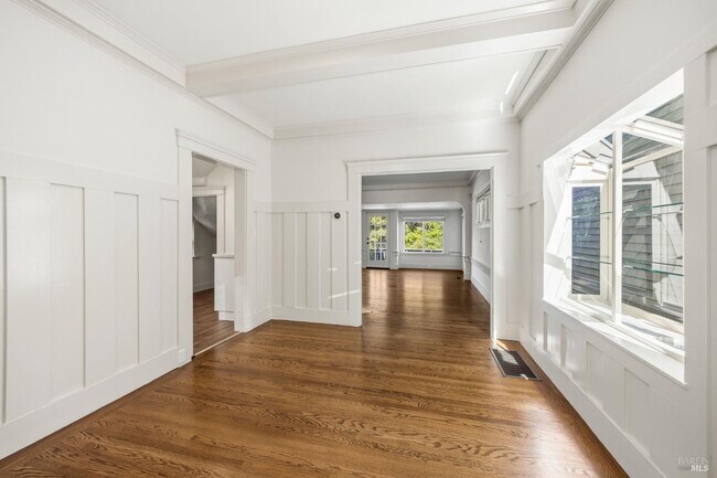 Building Photo - 31 Acacia Ave