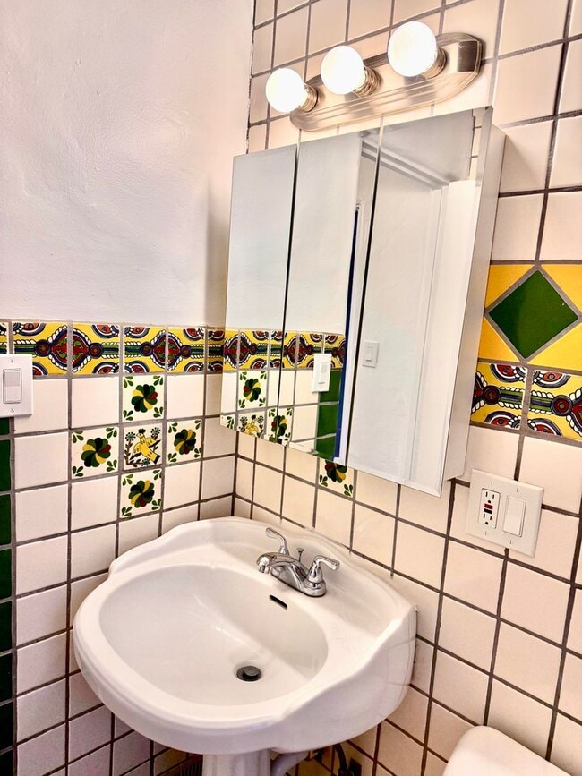 Building Photo - 2166 Beachwood Terrace