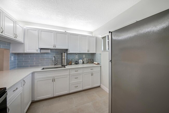Building Photo - 2812 Garden Dr S