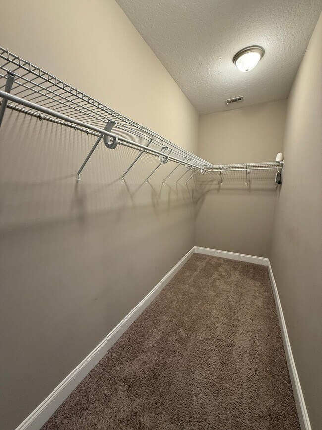 Building Photo - New Listing
