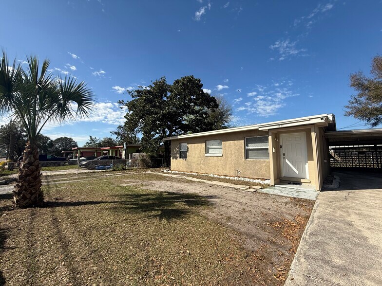 4/2,laundryroom,2 carport,huge yard,1144 sqft - 4410 N 40th St