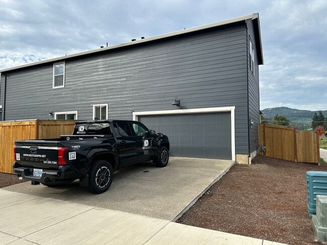 Building Photo - 4 bedroom 2.5 bathroom home!