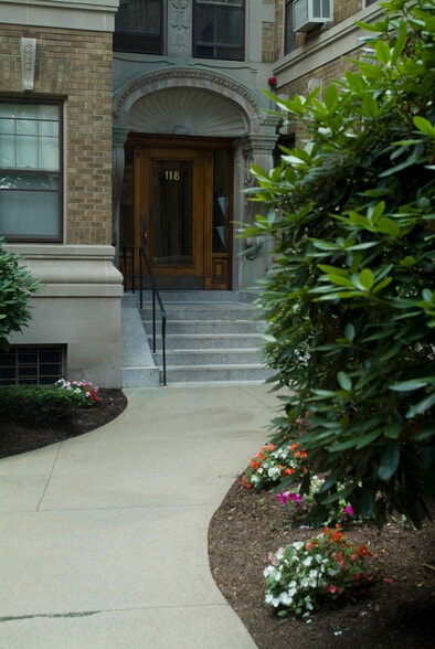 Building Photo - 118 Riverway