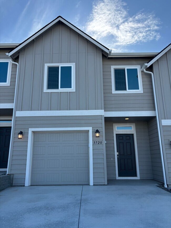 Primary Photo - 3 bed 2.5 bath Townhome