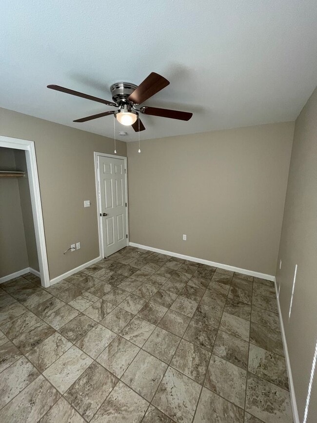 Building Photo - 354 1/2 S. G ST- 3 BEDROOM 1 BATH- EXETER