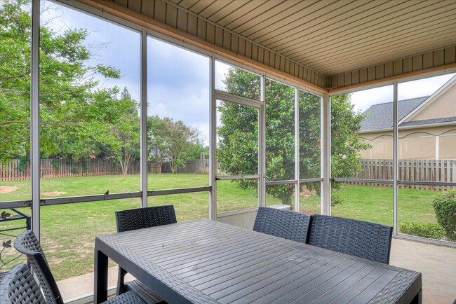 Building Photo - 5 Bed/3 Bath home with Primary Bedroom & a...