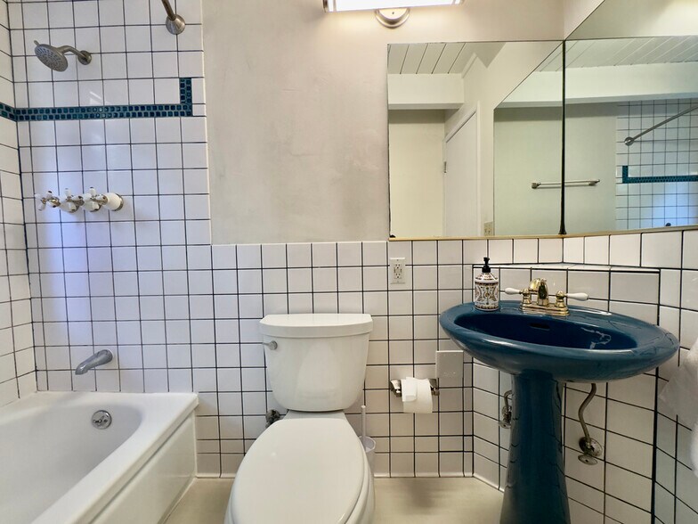 Building Photo - 6583 Valley View Rd