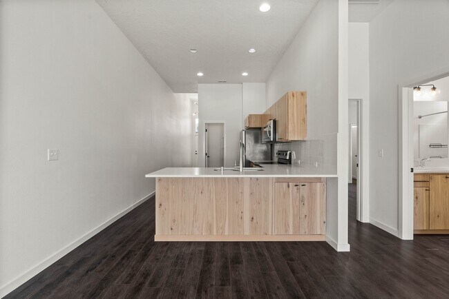 Building Photo - 604 S Crescent Ln
