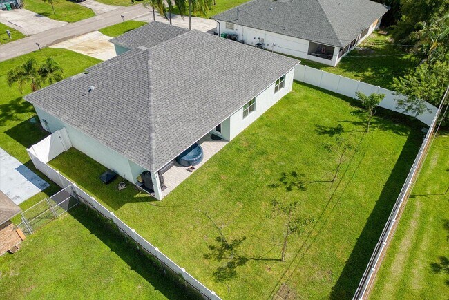 Building Photo - 1150 SE Sabina Ln