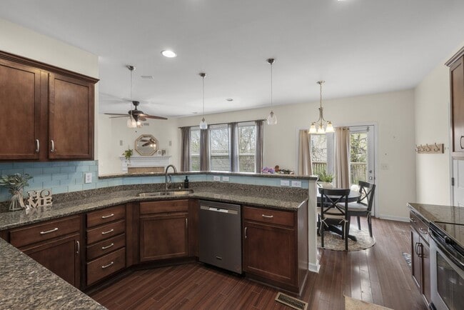 Building Photo - 3 Bed 2.5 Bath Home with 2 Car Garage and Fenced Backyard