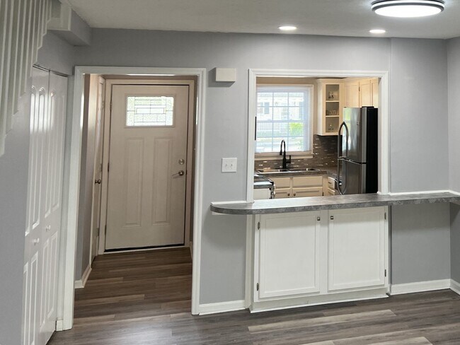 Building Photo - Walk to Beach! Newly Remodeled 2 Bedroom, Pet-Friendly Town Home! Available NOW!