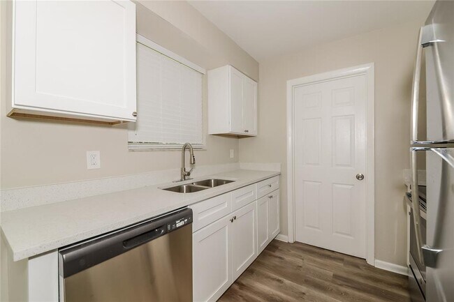 Building Photo - 316 59th Ave Terrace W