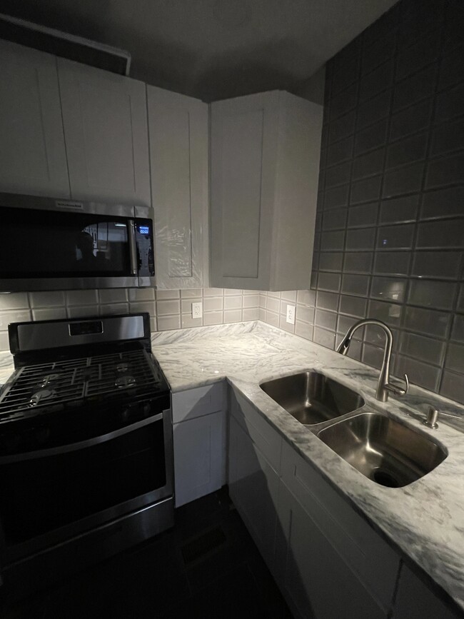 Marble in kitchen - 998 Woodbourne Dr SW