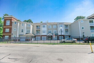 Building Photo - Riverside  Condo-RARE-Ready Jan 26