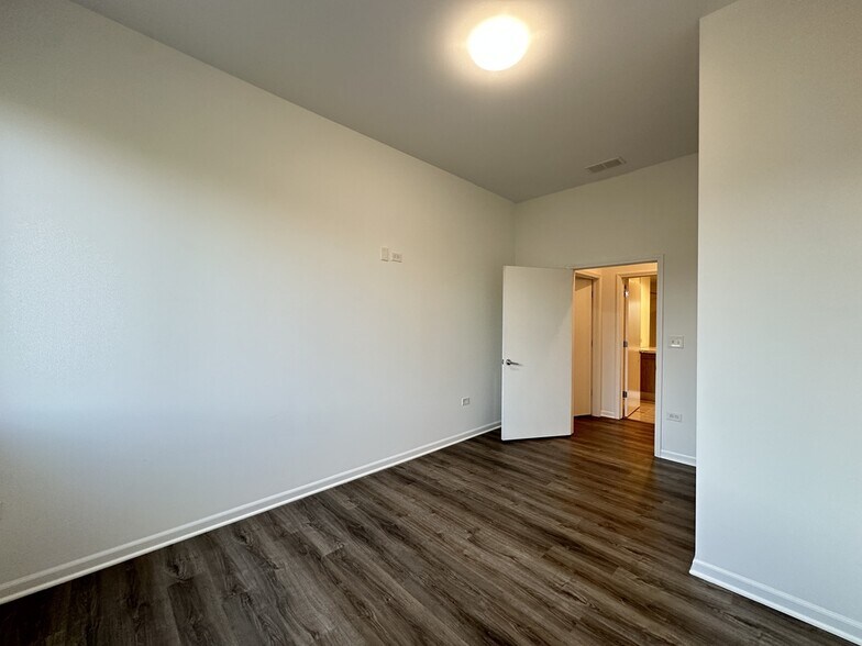 Building Photo - 2550 S Wabash Ave