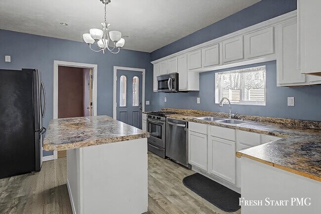 Building Photo - Spacious 5-Bed Home with 2.5 Baths