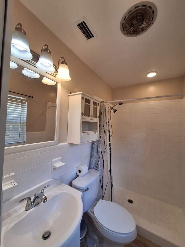 Building Photo - Stylish 4-Bedroom Belle Isle Retreat with ...