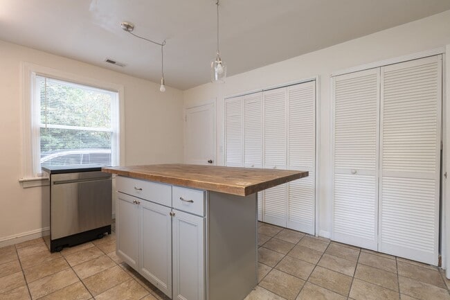 Building Photo - MOVE IN READY 3 Bedroom in Chesapeake!