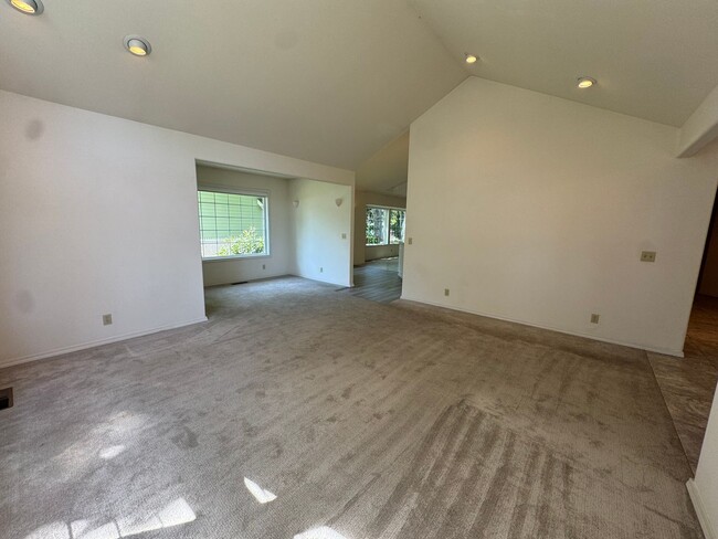 Building Photo - Hucrest home with 3 car garage