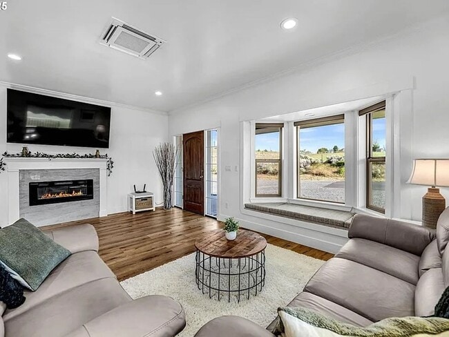 Building Photo - LUXURY FURNISHED ADU FOR RENT – 915 Sq. Ft. Private Retreat, Utilities included!