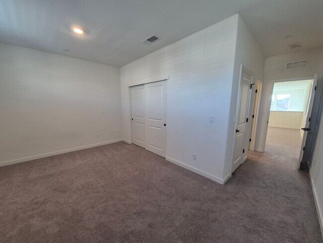 Building Photo - Gorgeous 4 Bedroom 3.5 bath with loft