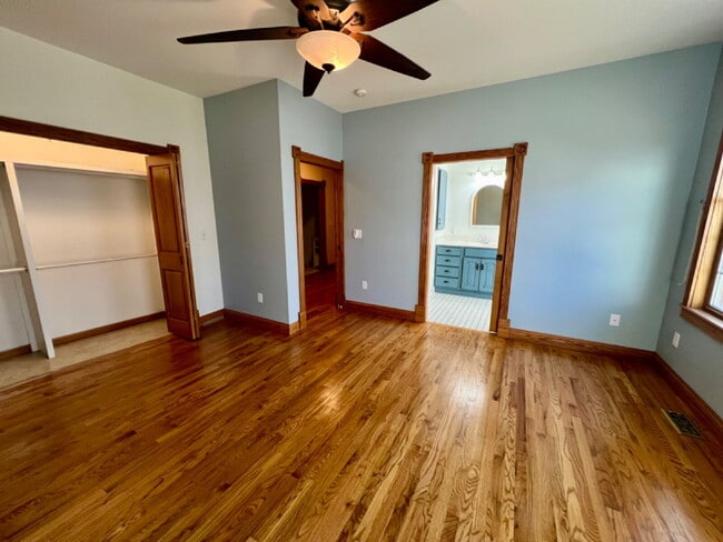 Building Photo - Charming Three Bedroom Home!