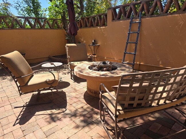 Building Photo - Furnished Golf Course Course Property