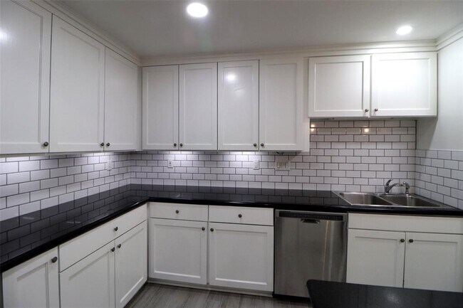 Building Photo - 5929 Queensloch Dr